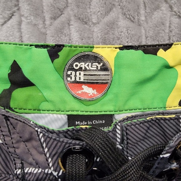 Oakley Board Shorts Mens Size 38 Gray Black Plaid Swim Trunks Amphibian - Picture 2 of 13